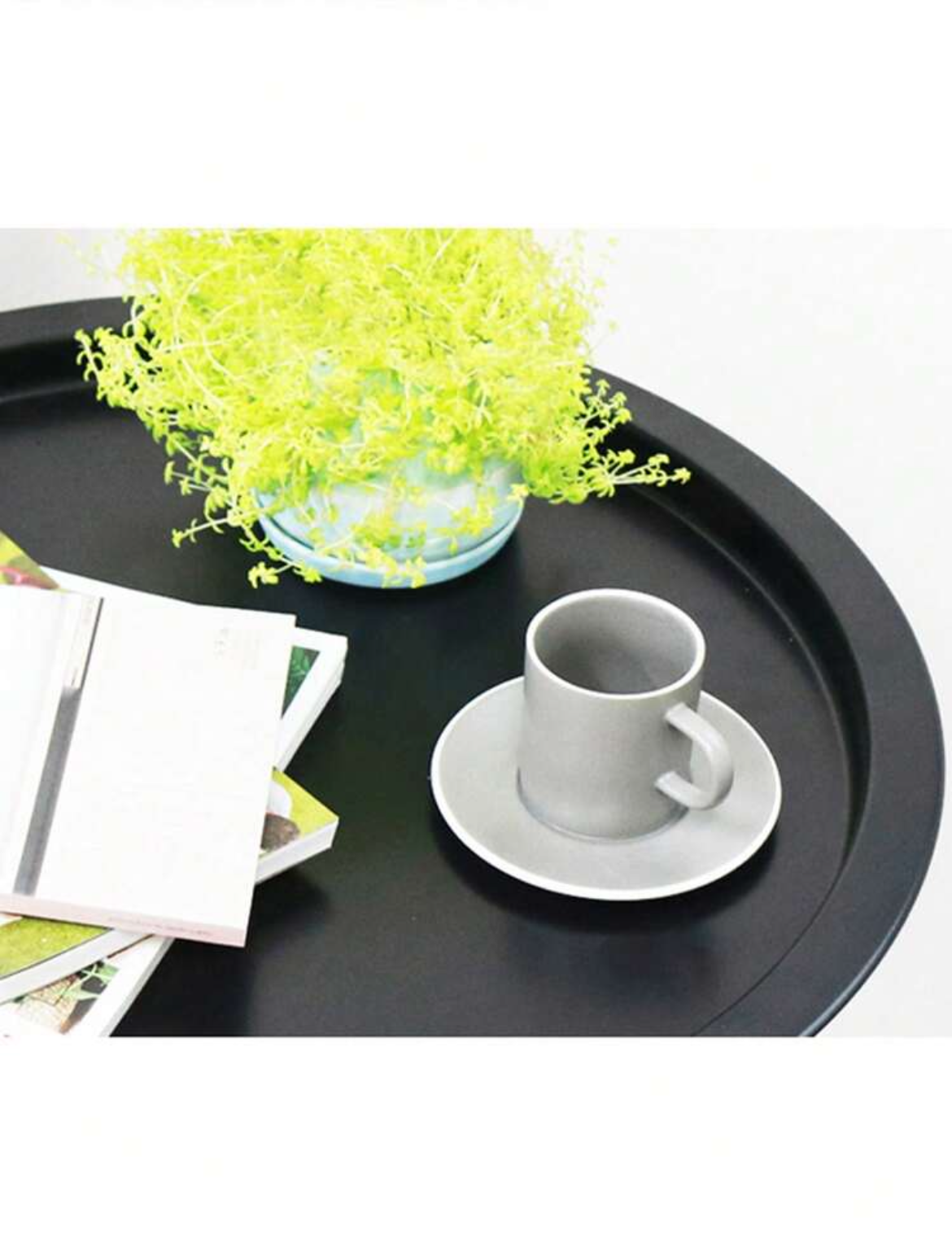 طاولة جانبية معدنية دائرية – تصميم مودرن باللون الأسود