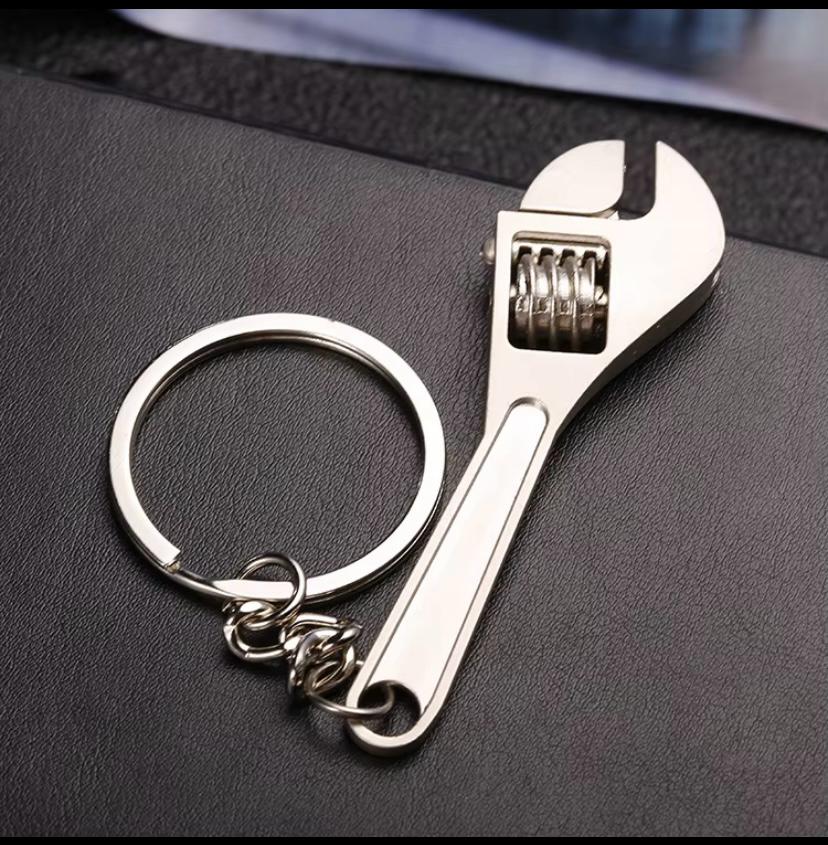 ميدالية معدنية شكل أدوات يدوية