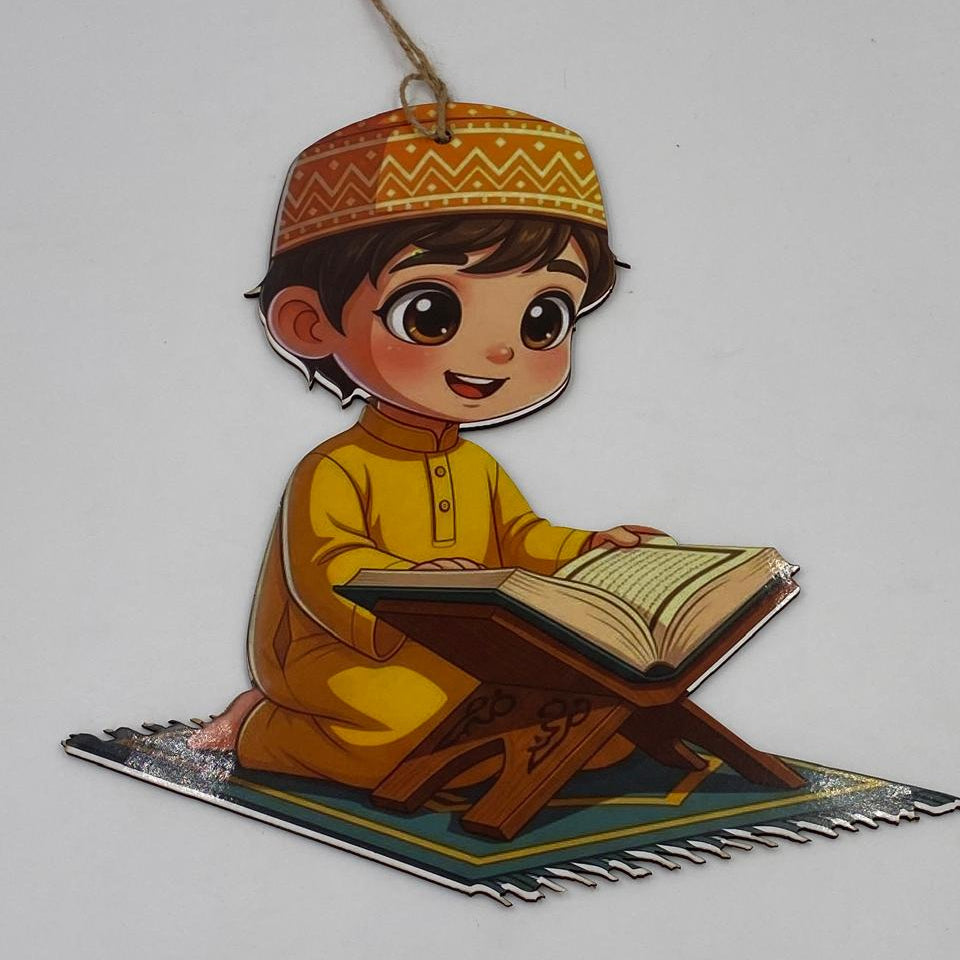 تعليقة رمضان خشبية قياس ٢٨ سم  – طفل يقرأ القرآن