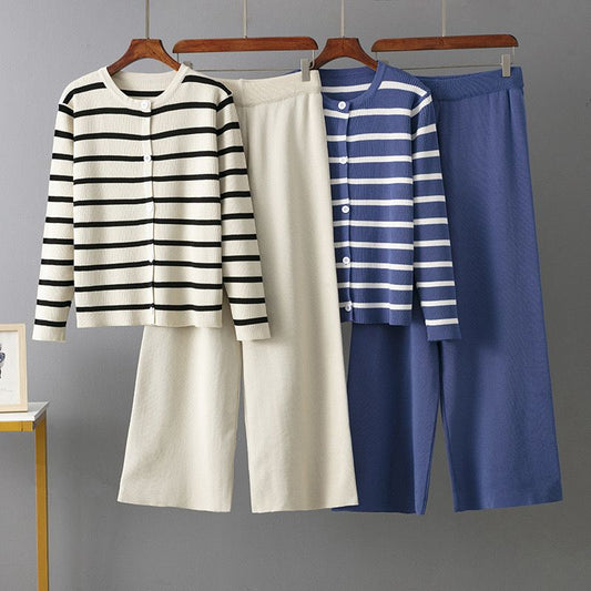 طقم نسائي كاجوال من قطعتين – كنزة مخططة بأزرار مع بنطال واسع