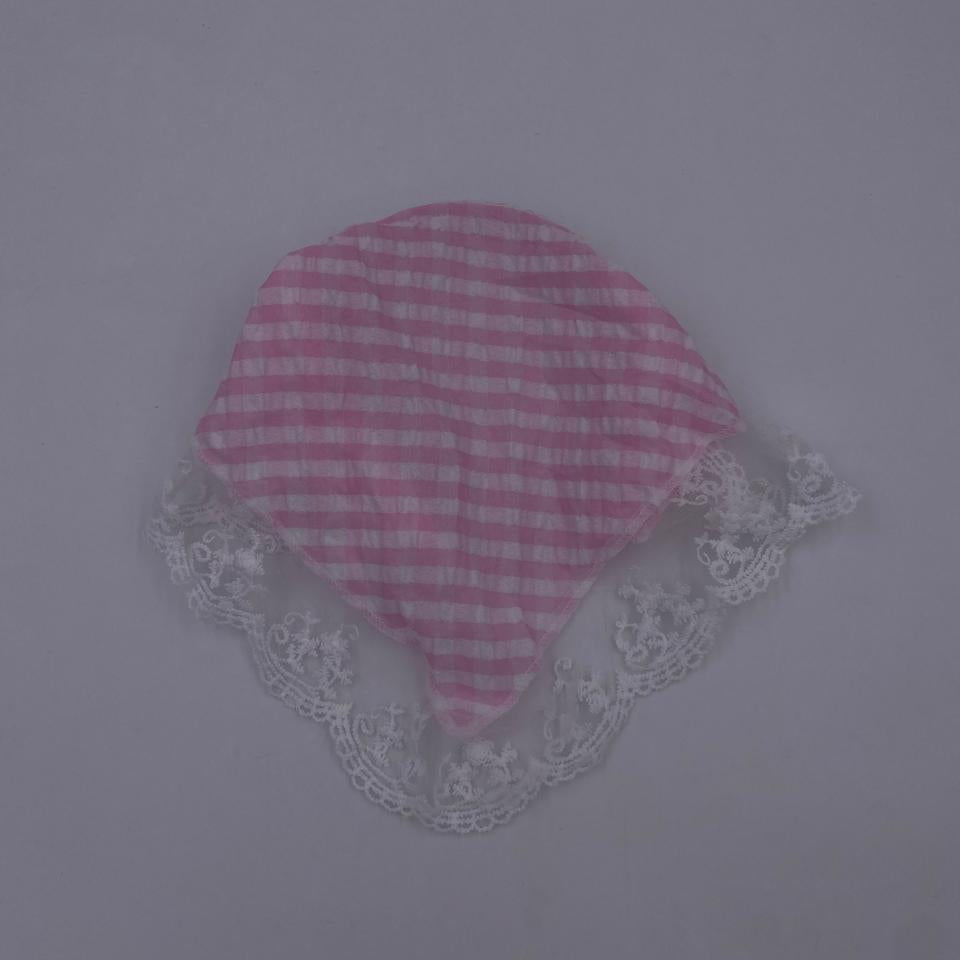 باندانا مربعة بنقشة مربعات مع دانتيل