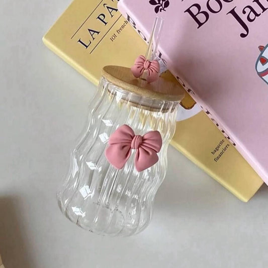 كوب زجاج شفاف بغطاء خشبي وربطة فيونكة