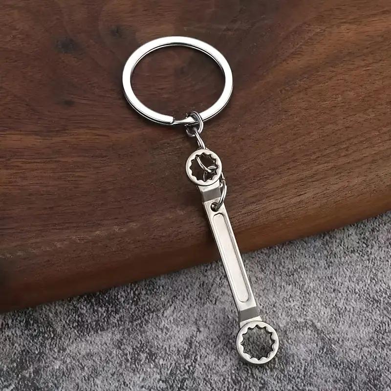 ميدالية معدنية شكل أدوات يدوية