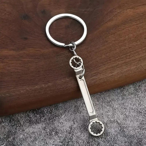 ميدالية معدنية شكل أدوات يدوية