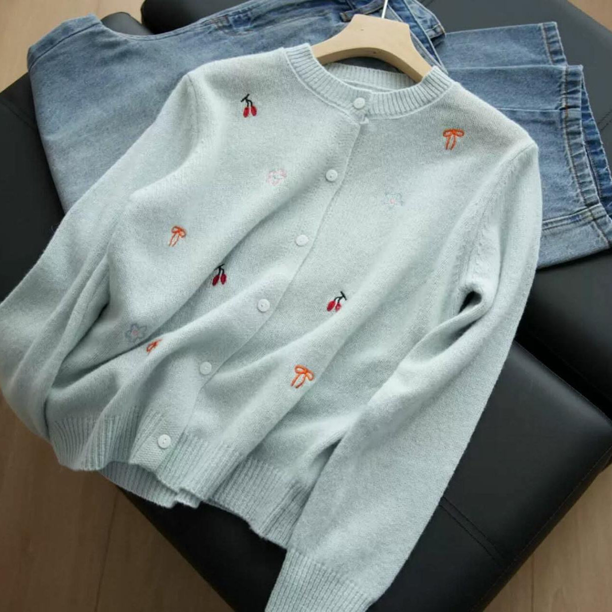 كارديجان صوفي نسائي مطرز بالكرز والأزهار