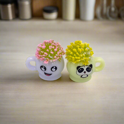 ورد صناعي صغير بتصميم كوب لطيف