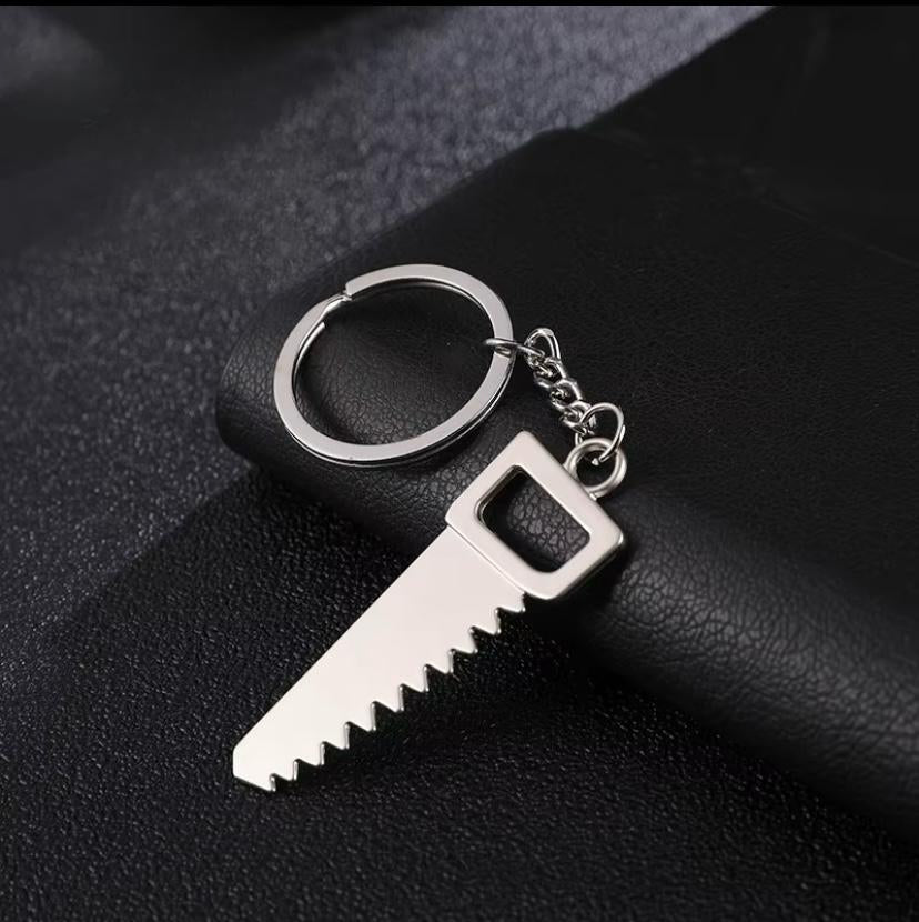 ميدالية معدنية شكل أدوات يدوية