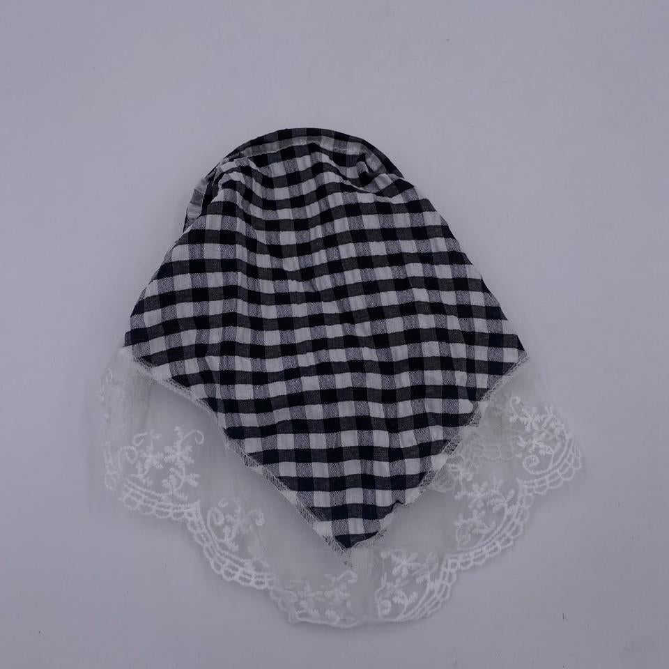 باندانا مربعة بنقشة مربعات مع دانتيل