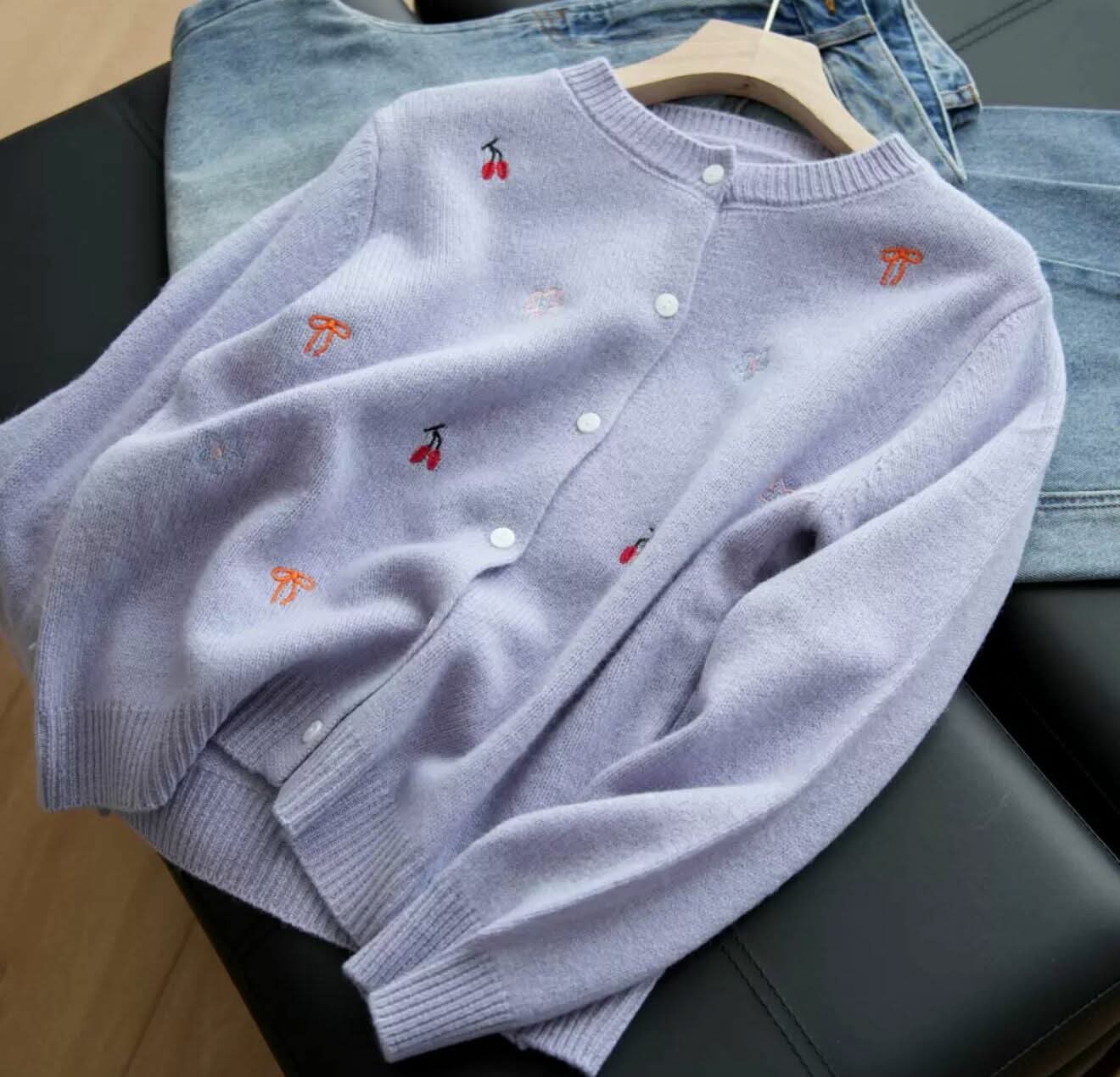 كارديجان صوفي نسائي مطرز بالكرز والأزهار