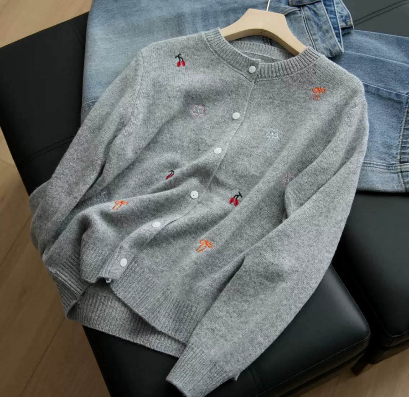 كارديجان صوفي نسائي مطرز بالكرز والأزهار