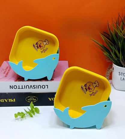 طقم من اربع صحون بلاستيكية مرحة للاطفال مع قاعدة على شكل سمكة القرش