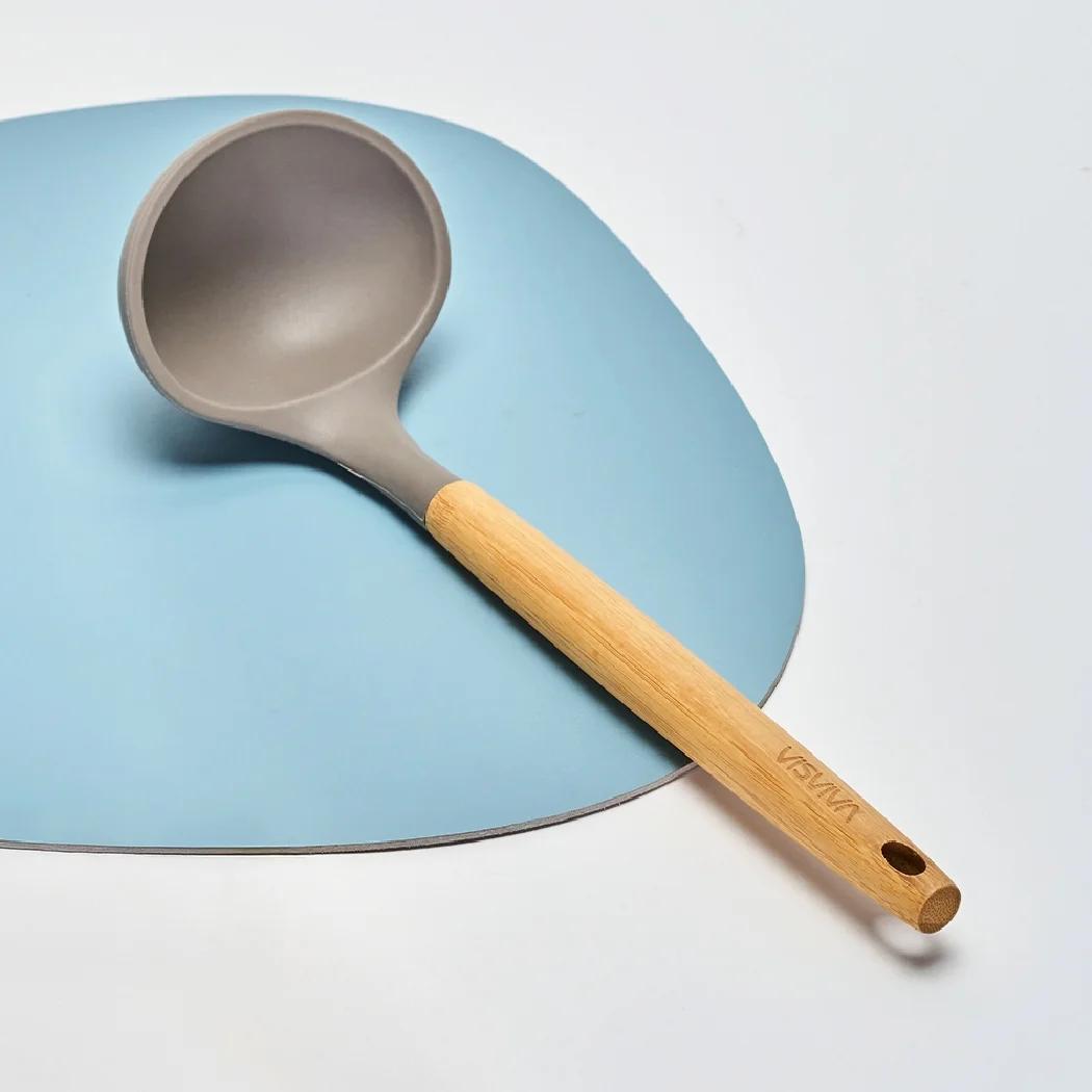 مغرفه من السيليكون غير اللاصق بمقبض خشبي