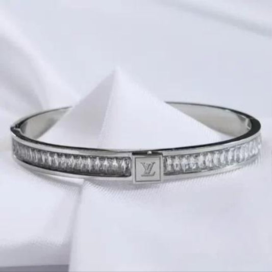 اسوارة انيقة ستانليس ستيل ثقيل بشعار LV