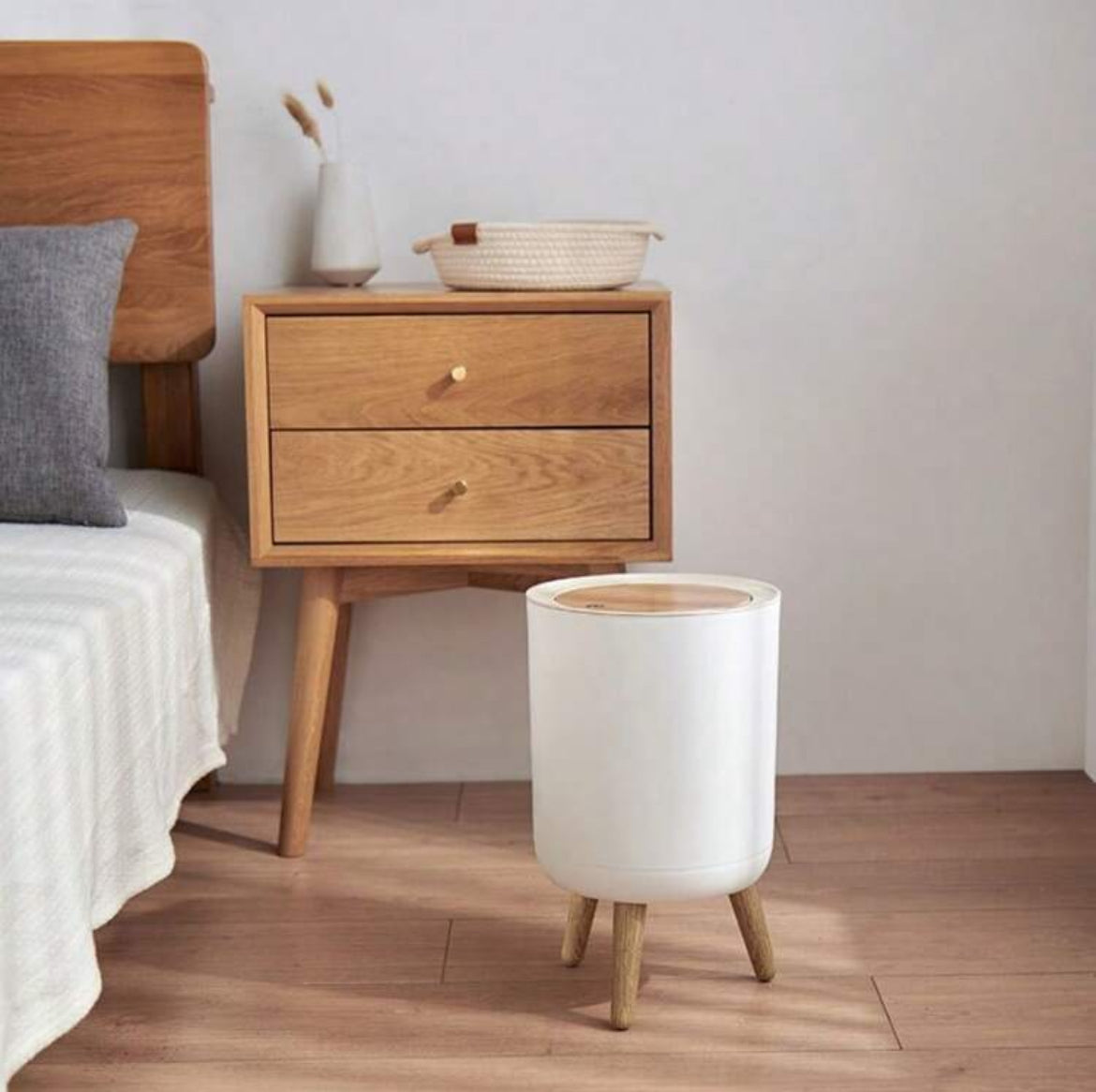 سلة نفايات عصرية بغطاء يعمل بالضغط وأرجل خشبية