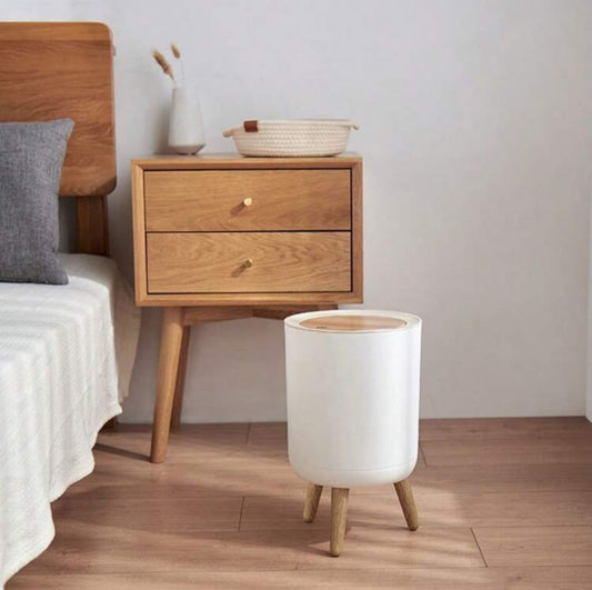 سلة نفايات عصرية بغطاء يعمل بالضغط وأرجل خشبية