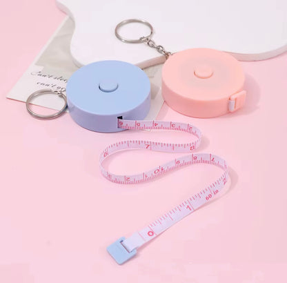 شريط قياس مصغر بتصميم ميدالية