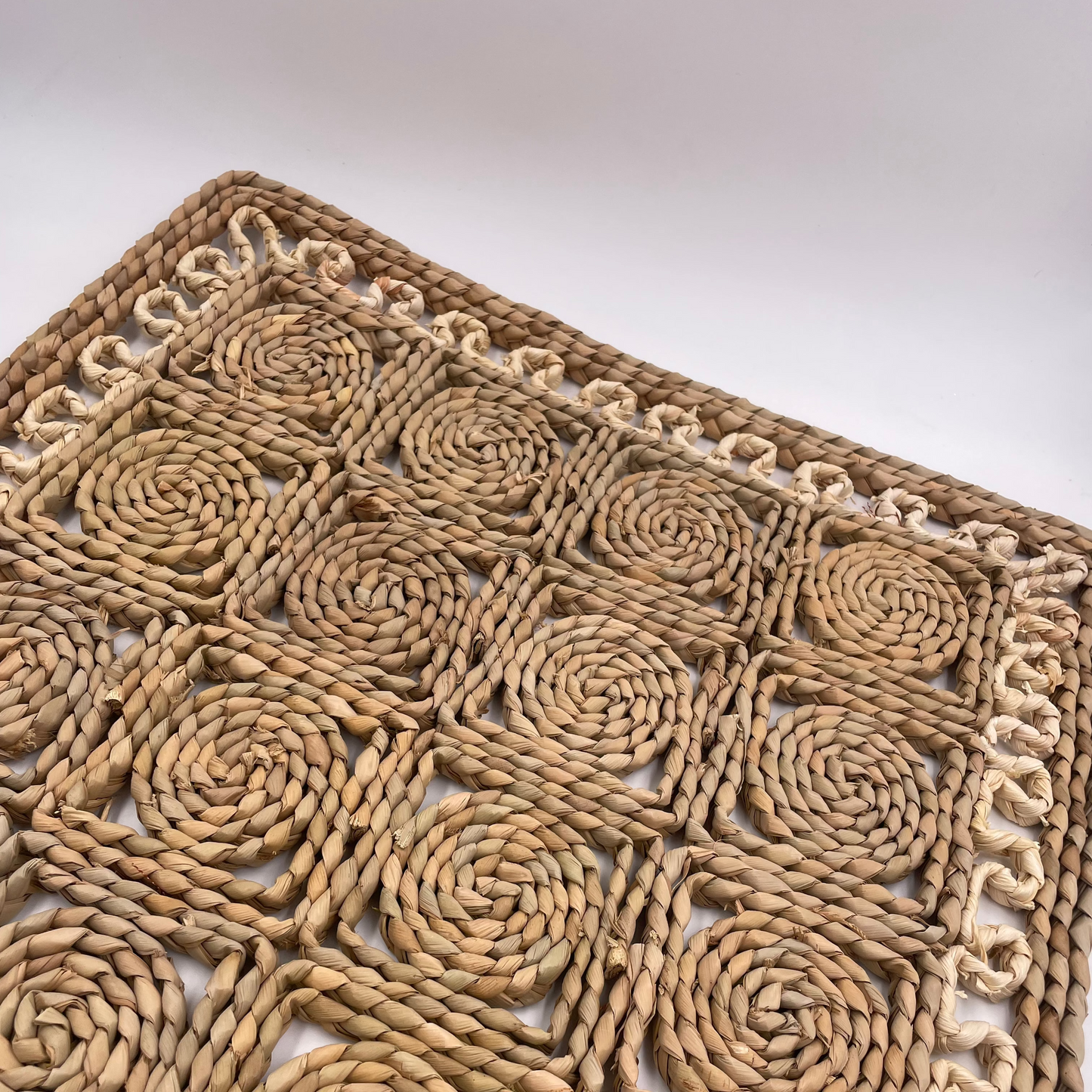 سجادة طبيعية منسوج من الجوت بتصميم حلزوني