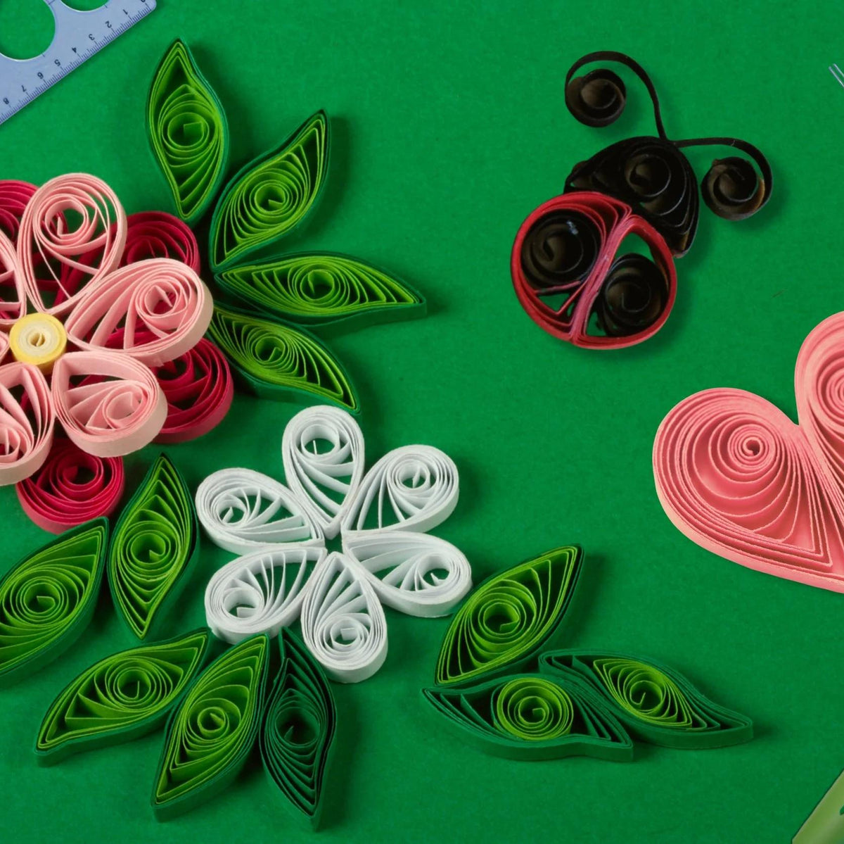 طقم فن لفّ الورق وتشكيل الورود – Paper Quilling