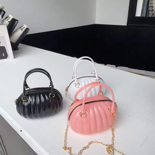 حقيبة يد جلديه صغيرة بتصميم صدفة لامعة مع سلسلة ذهبية