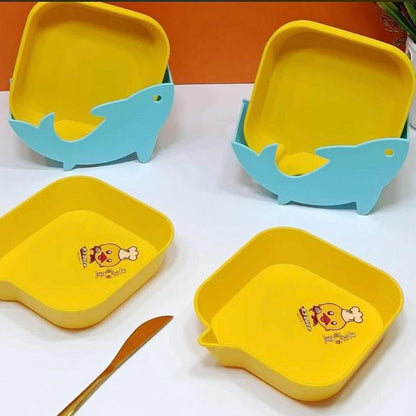 طقم من اربع صحون بلاستيكية مرحة للاطفال مع قاعدة على شكل سمكة القرش