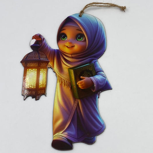 تعليقة رمضان خشبية قياس ٣٠ سم  – طفلة محجبة مع فانوس وقرآن