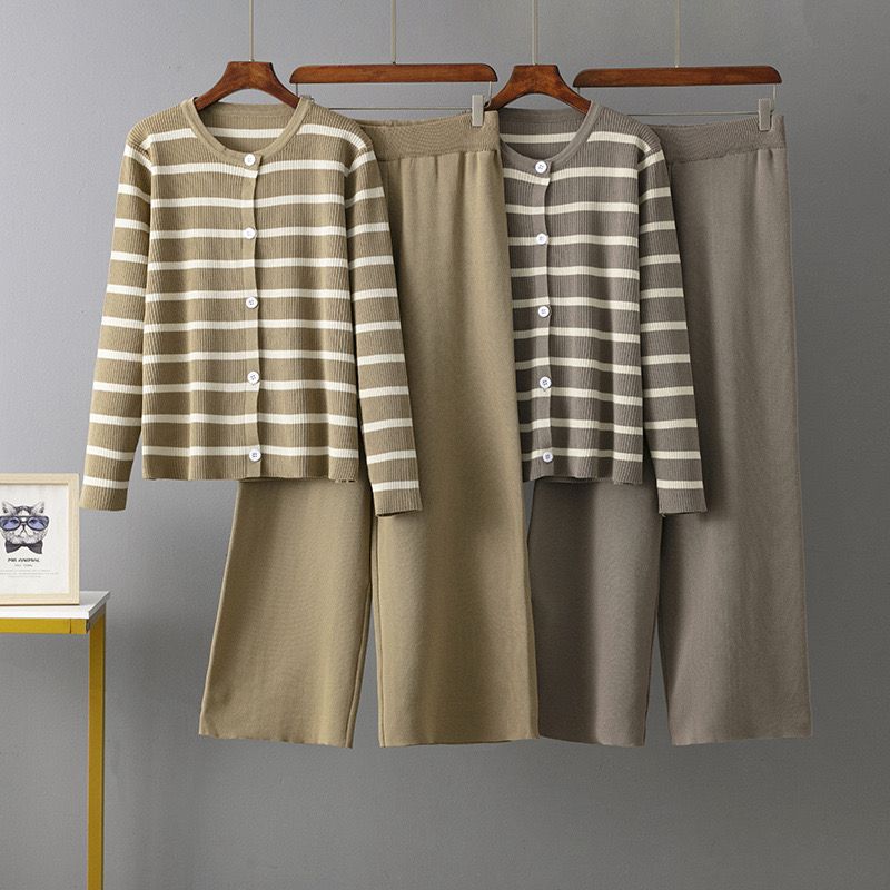 طقم نسائي كاجوال من قطعتين – كنزة مخططة بأزرار مع بنطال واسع