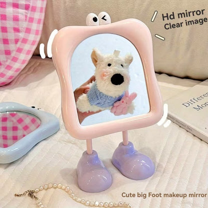 مرآة مكياج بتصميم شخصية كرتونية
