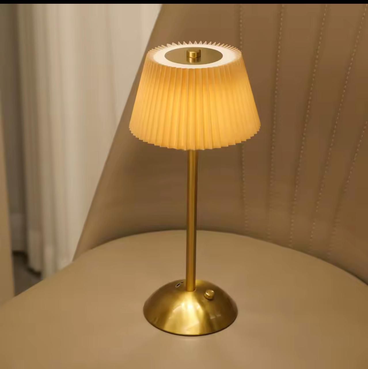تيبل لامب قابل للشحن بتصميم "البلسيه" (Pleated) وميزة اللمس