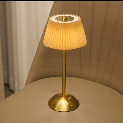 تيبل لامب قابل للشحن بتصميم "البلسيه" (Pleated) وميزة اللمس