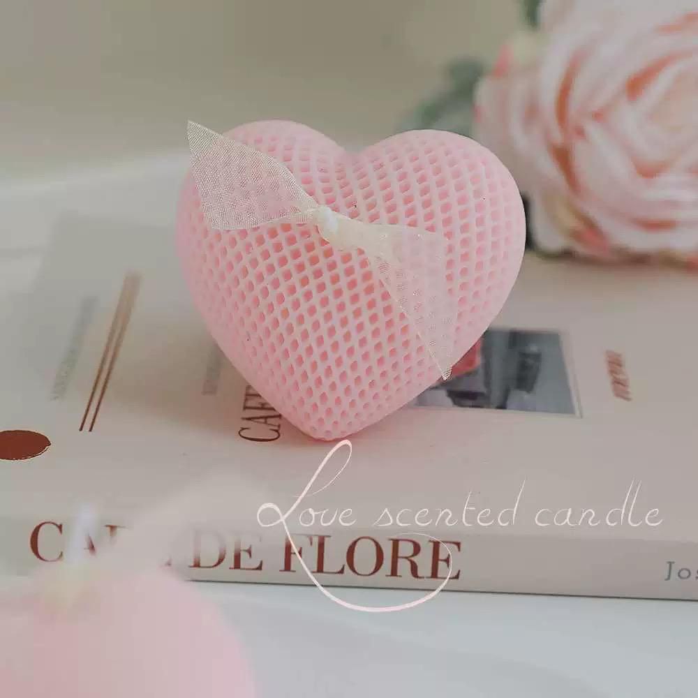 شمعة معطرة على شكل قلب